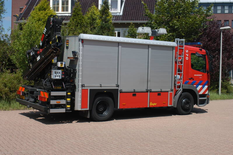 Kenteken: BN-LZ-77 Roepnummer: 570 Type voertuig: HV-KR Merk &amp; Type: Mercedes Benz 1325F36[Atego] Opbouw: Ziegler Brandweertechniek-Hiab Bouwjaar: 2003 In dienst: 2003 Uit dienst: 2011. Opmerkingen: Naar brandweer Hoofddorp.
