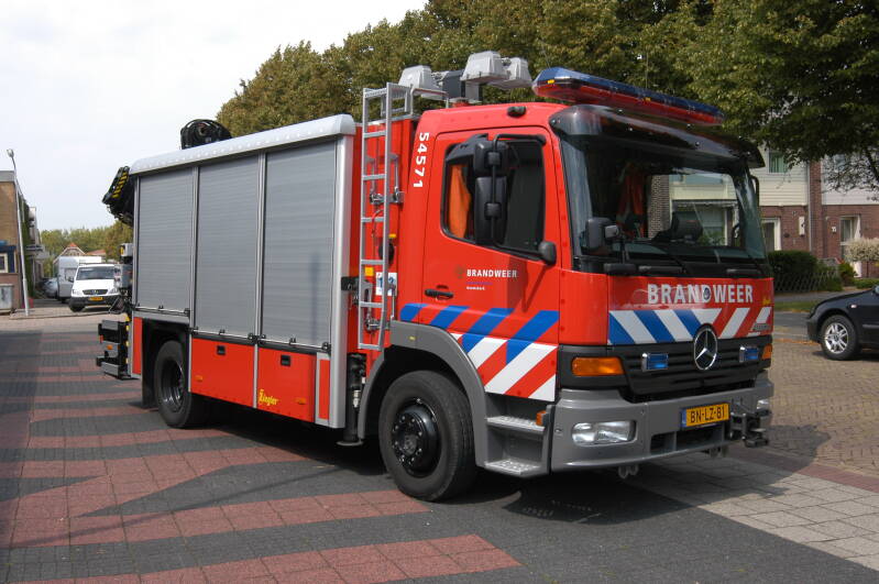 Kenteken: BN-LZ-81 Roepnummer: 54-571 Type voertuig: HV-KR Merk &amp; Type: Mercedes Benz 1325F36[Atego] Opbouw: Ziegler Brandweertechniek-Hiab Bouwjaar: 2003 In dienst: 2003 Uit dienst: 2011.merkingen: Regionaal voertuig, naar korps Velsen (12-2470) 