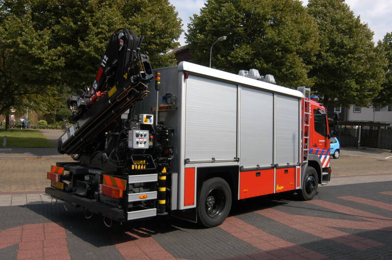 Kenteken: BN-LZ-81 Roepnummer: 54-571 Type voertuig: HV-KR Merk &amp; Type: Mercedes Benz 1325F36[Atego] Opbouw: Ziegler Brandweertechniek-Hiab Bouwjaar: 2003 In dienst: 2003 Uit dienst: 2011.merkingen: Regionaal voertuig, naar korps Velsen (12-2470) 