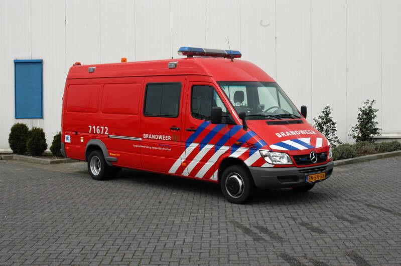 Kenteken: BN-SN-58 Roepnummer: 71-672 > 15-2120 > 15-5220 Type voertuig: GS-SI Merk &amp; Type: Mercedes Benz 416CDi40[Sprinter] Opbouw: Visser Bouwjaar: 2003 In dienst: 2003 Uit dienst: 2016