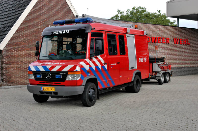 Kenteken: BN-TL-93 Roepnummer: 40-876 > 06-8664 Type voertuig: PM9 / SL Merk &amp; Type: Mercedes Benz 815FD35[Vario] Opbouw: Mucar Bouwjaar: 2003 In dienst: 2003 Uit dienst: 2021.Opmerkingen: Naar Lochem, korps Gorssel (06-8164) 