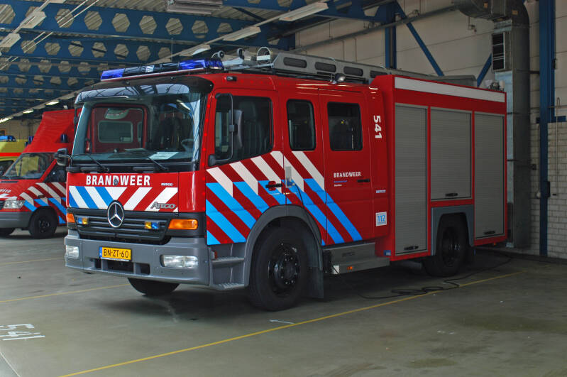 Kenteken: BN-ZT-60 Roepnummer: 54-541 > 12-1533 Type voertuig: TS7 LD3250 HD240 T1500 Merk &amp; Type: Mercedes Benz 1325F36[Atego] Opbouw: Gemco-Godiva Bouwjaar: 2003 In dienst: 2003 Uit dienst: 2016.Opmerkingen: Naar Heemskerk als regionale reserve TS. 