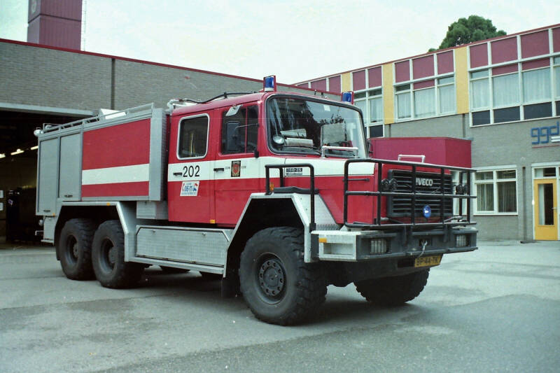 Kenteken: BP-44-TK Roepnummer: 202 Type voertuig: TS6 MD/LD2600 T6500 Merk &amp; Type: Iveco 260.26NW... Opbouw: Ajax-Ziegler Bouwjaar: 1986 In dienst: 1986 Uit dienst: 2004. Geëxporteerd naar: Argentinië (Pedro Luro) 
