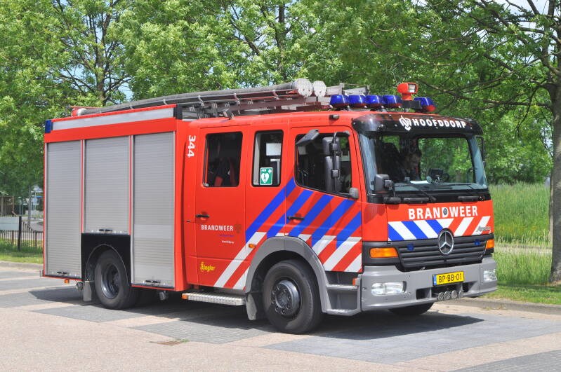 Kenteken: BP-BB-01 Roepnummer: 644 > 344 > 12-1530 Type voertuig: TS7 LD2800 HD265 T1500 Merk &amp; Type: Mercedes Benz 1325F36[Atego] Opbouw: Ziegler Brandweertechniek Bouwjaar: 2003 In dienst: 2003 Uit dienst: 2013