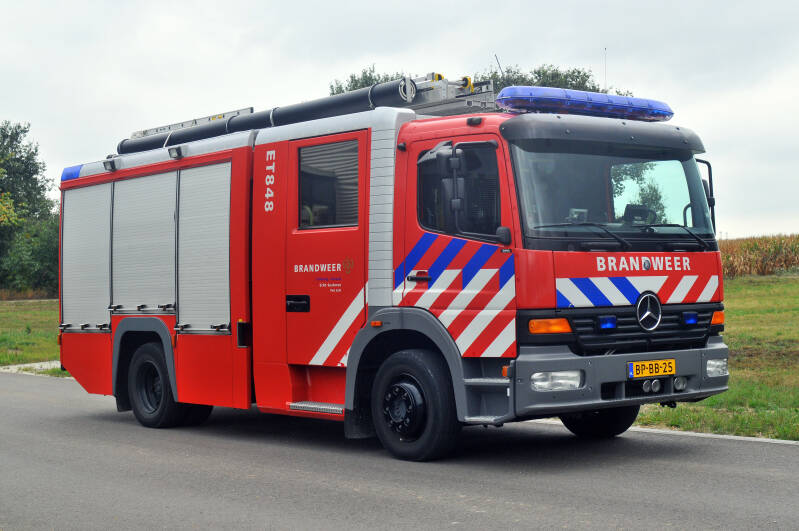 Kenteken: BP-BB-25 Roepnummer: ET848 > 23-5331 Type voertuig: TS8 LD3000 HD250 T2000 Merk &amp; Type: Mercedes Benz 1325F38[Atego] Opbouw: Rosenbauer Bouwjaar: 2003 In dienst: 2003 Uit dienst: 2021