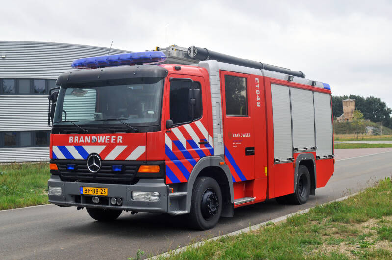 Kenteken: BP-BB-25 Roepnummer: ET848 > 23-5331 Type voertuig: TS8 LD3000 HD250 T2000 Merk &amp; Type: Mercedes Benz 1325F38[Atego] Opbouw: Rosenbauer Bouwjaar: 2003 In dienst: 2003 Uit dienst: 2021