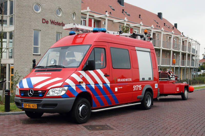 Kenteken: BP-BL-60 Roepnummer: 51-715 > 10-5381 Type voertuig: PM6 / SL Merk &amp; Type: Mercedes Benz 416CDi35[Sprinter] Opbouw: Libratec Bouwjaar: 2003 In dienst: 2003 Uit dienst: Standplaats: Zuid Scharwoude. 