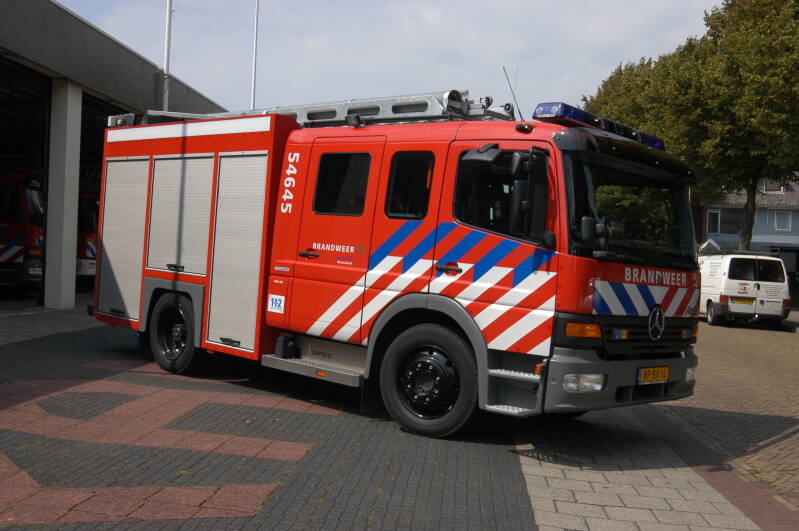 Kenteken: BP-BX-16 Roepnummer: 54-645 > 12-2131 Type voertuig: TS7 LD3250 HD240 T1500 Merk &amp; Type: Mercedes Benz 1325F36[Atego] Opbouw: Gemco-Godiva Bouwjaar: 2004 In dienst: 2004 Uit dienst: 201. Geëxporteerd naar: Albanië.