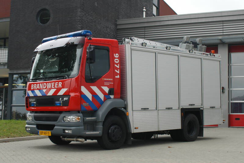 Kenteken: BP-HF-11 Roepnummer: 90-771 Type voertuig: HV2+ Merk &amp; Type: DAF FF.LF55.250CF325 Opbouw: Mucar Bouwjaar: 2004 In dienst: 2004 Uit dienst: 2013. Opmerkingen: Naar Regionaal Opleidingscentrum (ROC) te Margraten.