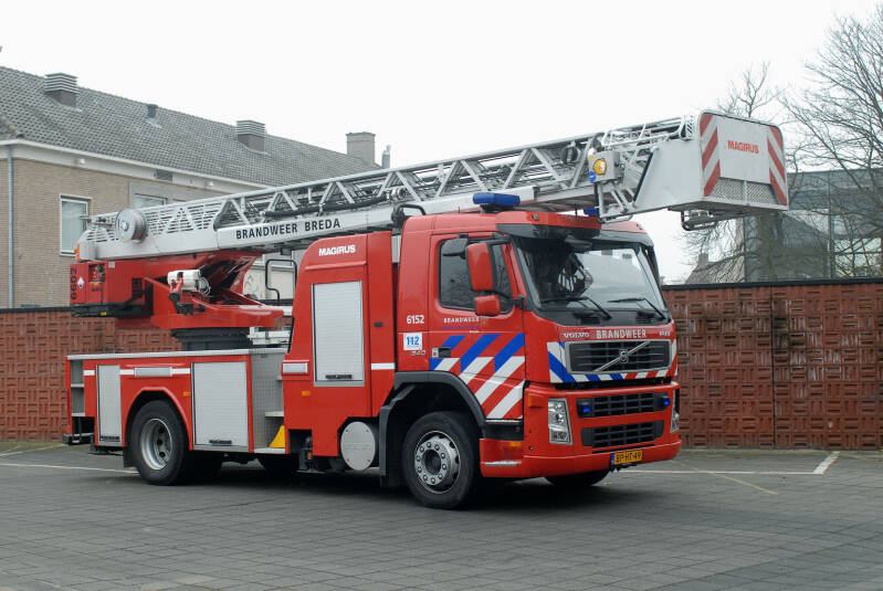 Kenteken: BP-HT-49 Roepnummer: 6152 Type voertuig: AL-K30 Merk &amp; Type: Volvo FM9.340 Opbouw: Hilton-Magirus Bouwjaar: 2004 In dienst: 2004 Uit dienst: 2012. Opmerkingen: Naar Etten-Leur (5551)