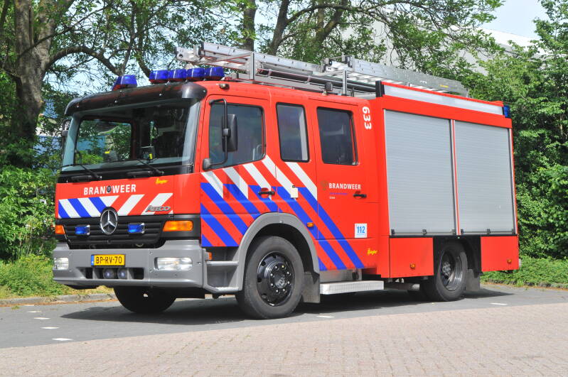 Kenteken: BP-RV-70 Roepnummer: 66-633 > 16-1131 Type voertuig: TS7 LD2800 HD265 T1500 Merk &amp; Type: Mercedes Benz 1325F36[Atego] Opbouw: Ziegler Brandweertechniek Bouwjaar: 2004 In dienst: 2004 Uit dienst: 2016. Naar regio als regionaal reservevoertuig.