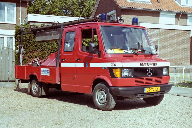 Kenteken: BR-72-LK Roepnummer: 706 Type voertuig: PM5 (MSD LD1700) Merk &amp; Type: Mercedes Benz 307D33 PickUp Opbouw: Eigen bouw / BMW - Rosenbauer (MSD) Bouwjaar: 1986 In dienst: 1986 Uit dienst: 2003.Opmerkingen: particulier bezit 