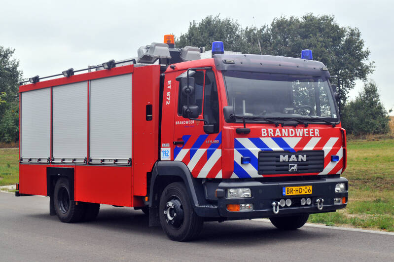 Kenteken: BR-HD-06 Roepnummer: ET872 > 23-5371 Type voertuig: HV-2 Merk &amp; Type: MAN 9.180BBF[L2000] Opbouw: HDS Bouwjaar: 2005 In dienst: 2005. Opmerkingen: Regionaal voertuig