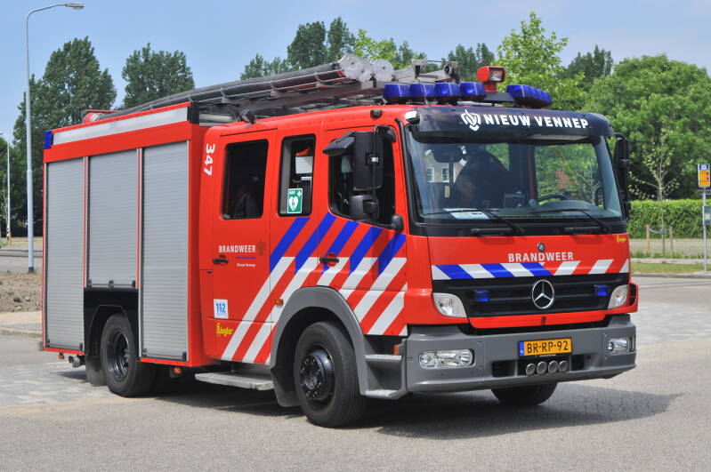 Kenteken: BR-RP-92 Roepnummer: 647 > 347 Type voertuig: TS8 LD3000 HD265 T1500 Merk &amp; Type: Mercedes Benz 1325F36[Atego] Opbouw: Ziegler Brandweertechniek Bouwjaar: 2006 In dienst: 2006 Uit dienst: 2012. Opmerkingen: Tbv beroepskern. 