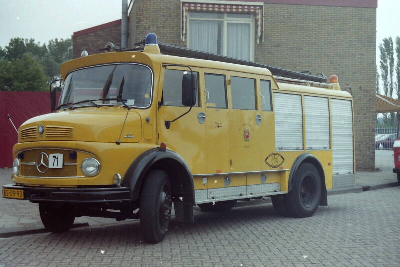 Kenteken: BS-09-93 Roepnummer: 744 Type voertuig: TS10 LD2000 HD400 T1500 Merk &amp; Type: Mercedes Benz LF911-36 Opbouw: Doeschot-Rosenbauer Bouwjaar: 1971 In dienst: 1993. Opmerkingen: Overgenomen van brandweer Wognum, t.b.v. jeugdbrandweer.