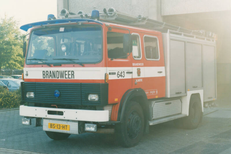 Kenteken: BS-13-HT Roepnummer: 96-643 Type voertuig: TS6 LD2400 HD300 T1500 Merk &amp; Type: Iveco Magirus 110-16F325 Opbouw: Ajax-Ziegler Bouwjaar: 1986 In dienst: 1986 Uit dienst: 2000 Standplaats: Almere-Stad