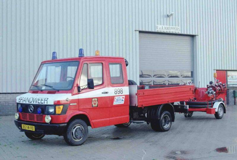 Kenteken: BS-14-XB Roepnummer: 898 Type voertuig: PM6 (VW) Merk &amp; Type: Mercedes Benz 409D33 PickUp Opbouw: Bouwjaar: 1986 In dienst: 1986 Uit dienst: 1999