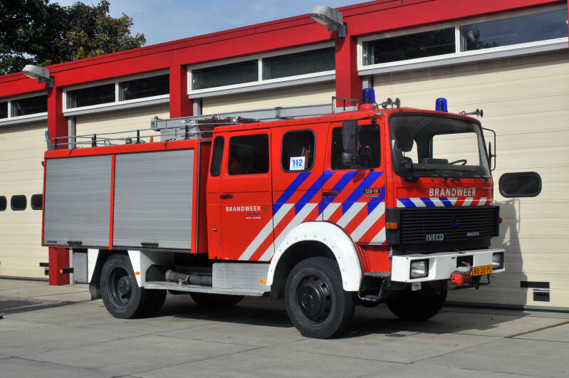 Kenteken: BS-20-PJ Roepnummer: 23 > 54-647 Type voertuig: TS9 MD/LD2800 T2500 Merk &amp; Type: Iveco-Magirus 120.19F Opbouw: Magirus Bouwjaar: 1986 In dienst: 1986 Uit dienst: 2019.Opmerkingen: Sinds 2005 tbv opleidingen.