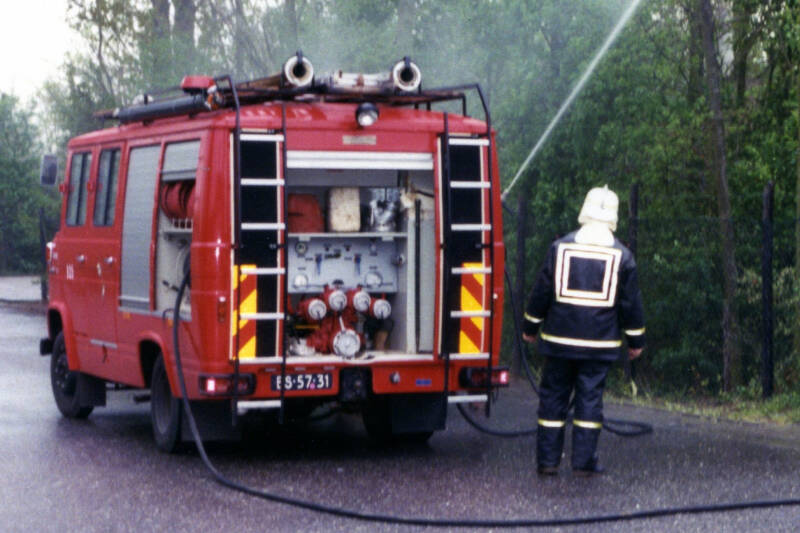 Kenteken: BS-57-31 Roepnummer: 935 Type voertuig: TS. LD.... HD... T.... Merk &amp; Type: Mercedes Benz 408 Opbouw: Bikkers Bouwjaar: 1971 In dienst: 1971 Uit dienst: 1990 Standplaats: Noordwijk. Verkocht aan bedrijfsbrandweer Katwijk Pharma te Katwijk.
