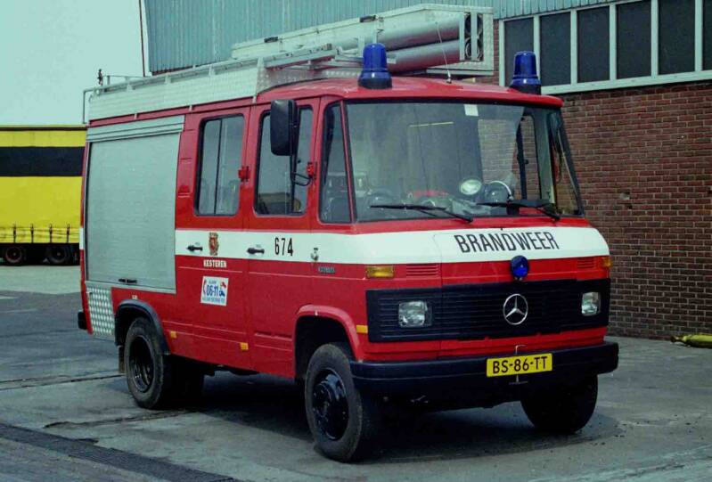 Kenteken: BS-86-TT Roepnummer: 674 Type voertuig: GM6 Merk &amp; Type: Mercedes Benz LF608D29 Opbouw: Ajax-dBoer Bouwjaar: 1985 In dienst: 1985 Uit dienst: 2004