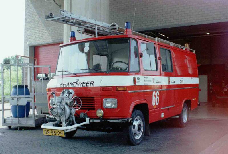 Kenteken: BS-95-29 Roepnummer: 351 Type voertuig: AS9 LD2000 Merk &amp; Type: Mercedes Benz LF408G29 Opbouw: Doeschot-Rosenbauer Bouwjaar: 1973 In dienst: 1990 Uit dienst: Standplaats: Aalsmeer. Overgenomen van brandweer Bunnik. 