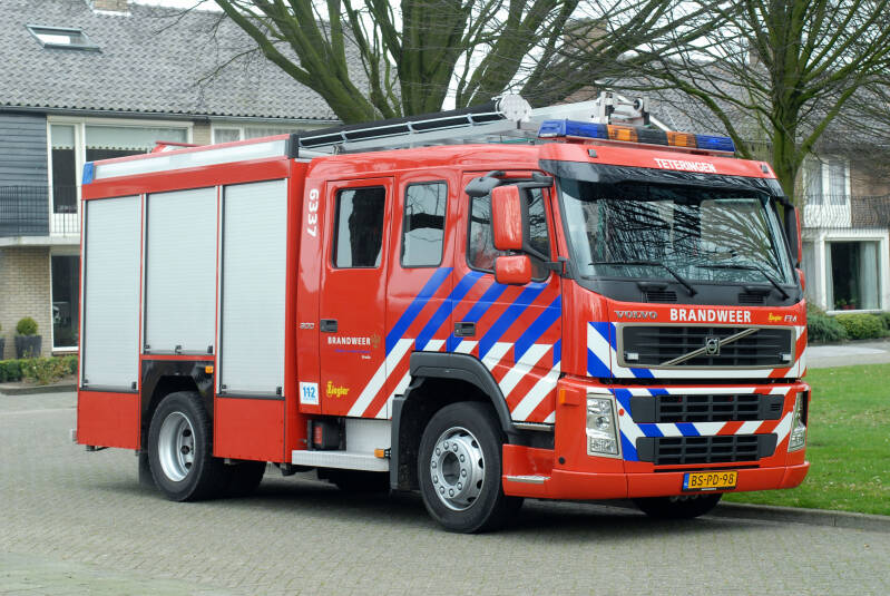 Kenteken: BS-PD-98 Roepnummer: 6337 > 20-3134 Type voertuig: TS8 LD2800 HD240 T1500 Merk &amp; Type: Volvo FM9.300 Opbouw: Ziegler Brandweertechniek Bouwjaar: 2006 In dienst: 2006 Uit dienst: 2021 Standplaats: Teteringen