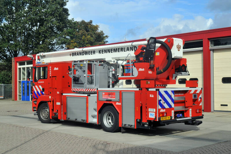 Kenteken: BS-RD-14 Roepnummer: 54-757 > 12-2450 Type voertuig: HW-32 Merk &amp; Type: MAN 18.350BLF[TGA] Opbouw: Metz-Wümag Bouwjaar: 2007 In dienst: 2012 Uit dienst: 2017. Opmerkingen: Tot 2012 gestationeerd te Heemstede.