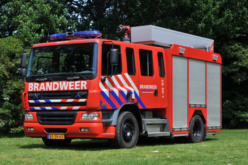Kenteken: BS-SN-65 Roepnummer: CE50-1 > 17-1632 Type voertuig: TS6 LD6000 HD300 T1500/1350 Merk &amp; Type: DAF FF.CF75.360 Opbouw: Somati-Godiva Bouwjaar: 2007 In dienst: 2007 Uit dienst: 2018. Standplaats: Laan v Nieuw Blankenburg.