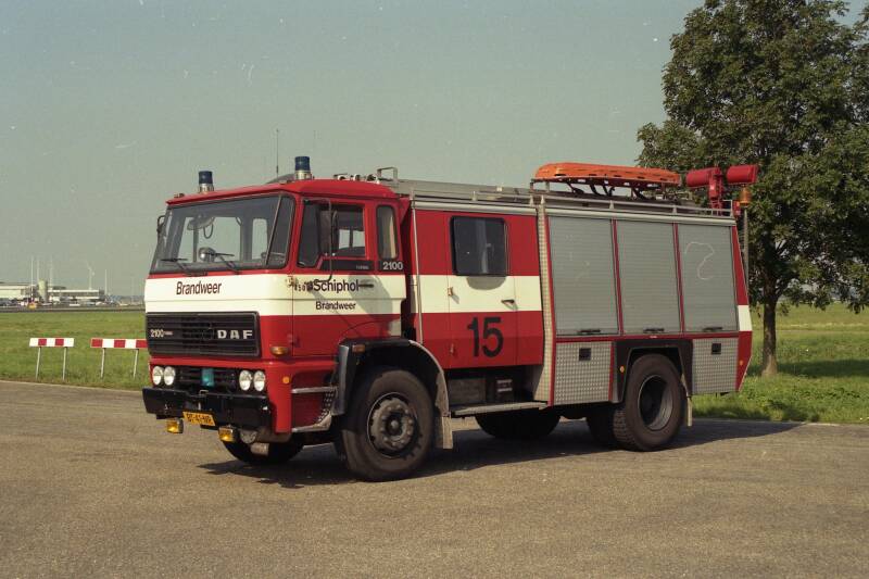 Kenteken: BT-41-NR Roepnummer: 15 / 450 > 18 / 450 > 64-115 Type voertuig: TS6 LD2400 HD200 T2000/100 Merk &amp; Type: DAF FF2105DHTD365 Opbouw: Doeschot-Rosenbauer Bouwjaar: 1987 In dienst: 1987 Uit dienst: 2007 Standplaats: Schiphol (Gem. Haarlemmermeer).