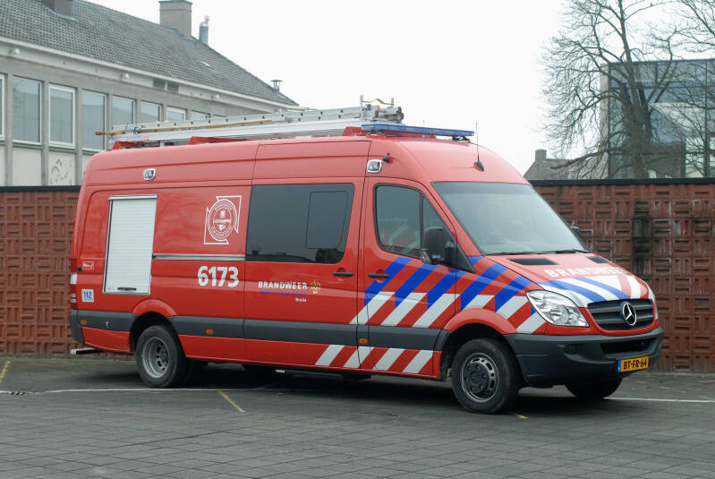 Kenteken: BT-FR-64 Roepnummer: 6173 > 20-3111 Type voertuig: WO Merk &amp; Type: Mercedes Benz 515CDi[Sprinter] Opbouw: Touw Bouwjaar: 2007 In dienst: 2007 Uit dienst: 2018