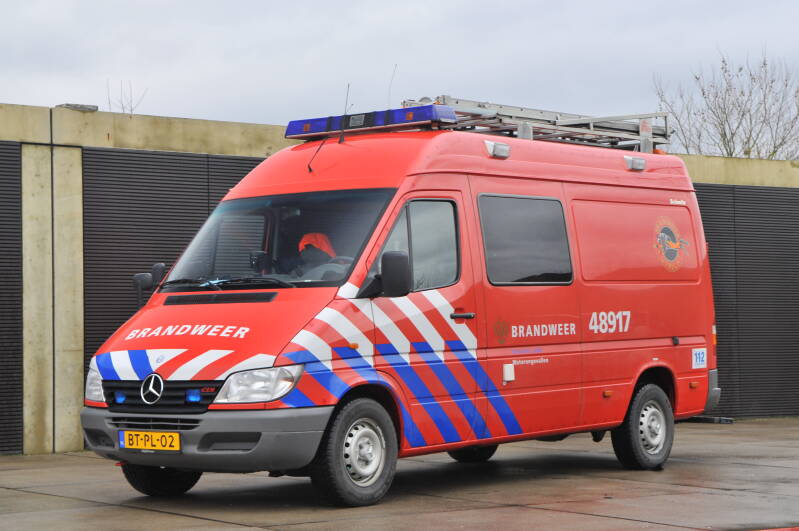 Kenteken: 23-BH-XH > BT-PL-02 Roepnummer: 48-917 > 09-4411 Type voertuig: WO Merk &amp; Type: Mercedes Benz 316CDi35[Sprinter] Opbouw: Schmitz Bouwjaar: 2003 In dienst: 2003 Uit dienst: 2019