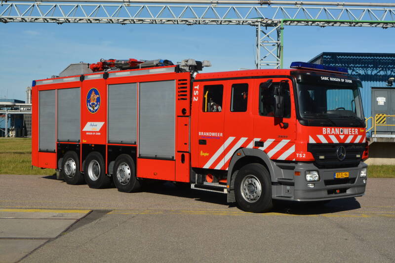 Kenteken: BT-ZL-96 Roepnummer: TS2 Type voertuig: SB6(GS) MD/LD8000 T2500/2500 Merk &amp; Type: Mercedes Benz 3551F73(8x2)[Actros] Opbouw: Ziegler Brandweertechniek Bouwjaar: 2008 In dienst: 2008 Uit dienst: Standplaats: Bergen op Zoom