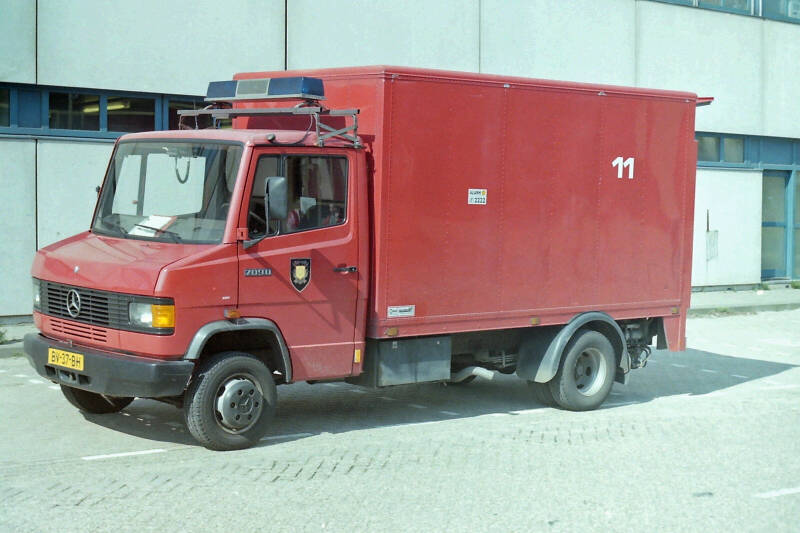 Kenteken: BV-37-BH Roepnummer: BW11 Type voertuig: GM2 Merk &amp; Type: Mercedes Benz 709D37[Ecov] Opbouw: van Stenis Bouwjaar: 1987 In dienst: 1987 Uit dienst: Standplaats: Pernis