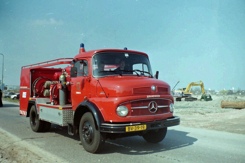 Kenteken: BV-39-19 Roepnummer: 661 Type voertuig: SPB3 T-/1200 P1300 Merk &amp; Type: Mercedes Benz LF1113B36 Opbouw: Brandweer.-Minimax Bouwjaar: 1971 In dienst: 1982 Uit dienst: 19.. Standplaats: Emmen. Opmerkingen: In 1982 ombouw uit PB.