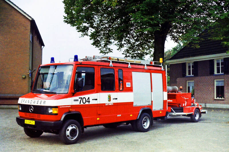 Kenteken: BV-64-ZY Roepnummer: 604 > 704 > 04-2884 Type voertuig: GM11 Merk &amp; Type: Mercedes Benz 811FD37[Ecov] Opbouw: Saval-Kronenburg Bouwjaar: 1988 In dienst: 1988 Uit dienst: 2012