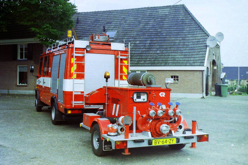 Kenteken: BV-64-ZY Roepnummer: 604 > 704 > 04-2884 Type voertuig: GM11 Merk &amp; Type: Mercedes Benz 811FD37[Ecov] Opbouw: Saval-Kronenburg Bouwjaar: 1988 In dienst: 1988 Uit dienst: 2012