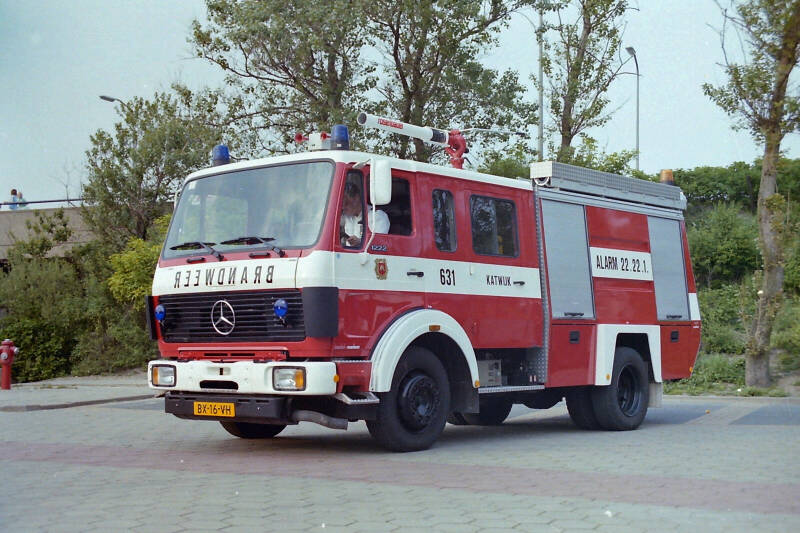 Kenteken: BX-16-VH Roepnummer: 631 Type voertuig: TS10 LD3200 HD250 T3000 Merk &amp; Type: Mercedes Benz 1222F36 Opbouw: Doeschot-Rosenbauer Bouwjaar: 1987 In dienst: 1987 Uit dienst: 200.Geëxporteerd naar: Polen (Łazy) 