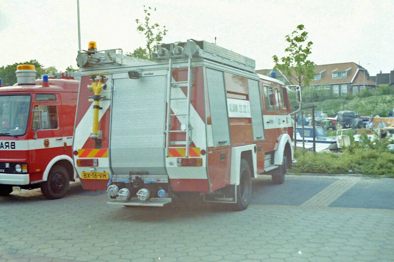 Kenteken: BX-16-VH Roepnummer: 631 Type voertuig: TS10 LD3200 HD250 T3000 Merk &amp; Type: Mercedes Benz 1222F36 Opbouw: Doeschot-Rosenbauer Bouwjaar: 1987 In dienst: 1987 Uit dienst: 200.Geëxporteerd naar: Polen (Łazy) 