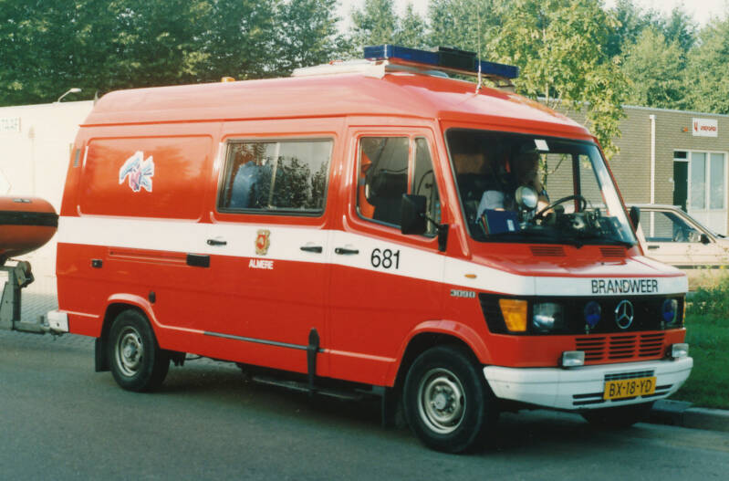 Kenteken: BX-18-YD Roepnummer: 96-681 > 96-688 Type voertuig: WO Merk &amp; Type: Mercedes Benz 309FD33 Opbouw: Planjer Bouwjaar: 1986 In dienst: 1986 Uit dienst: 1999 Standplaats: Almere-Stad