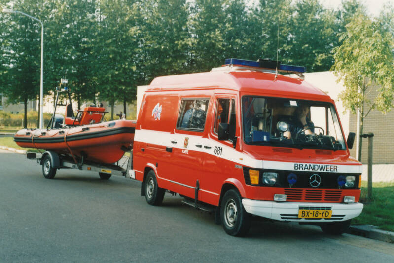 Kenteken: BX-18-YD Roepnummer: 96-681 > 96-688  Type voertuig: WO Merk &amp; Type: Mercedes Benz 309FD33 Opbouw: Planjer Bouwjaar: 1986 In dienst: 1986 Uit dienst: 1999 Standplaats: Almere-Stad 