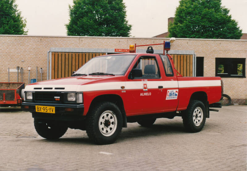 Kenteken: BX-95-YV Roepnummer: 27-692 Type voertuig: PM2-TD Merk &amp; Type: Nissan King Cab 2.5D-PickUp(4WD) Opbouw: Bouwjaar: 1987 In dienst: 1987 Uit dienst: 2000