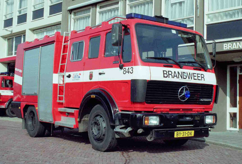 Kenteken: BY-31-DK Roepnummer: 843 > 603 Type voertuig: TS9 LD2500 HD285 T2200/400 Merk &amp; Type: Mercedes Benz 1222F36 Opbouw: Kobra-Godiva Bouwjaar: 1988 In dienst: 1988 Uit dienst: 1994 Opmerkingen: In 1994 nieuwe kunststof Ziegler opbouw