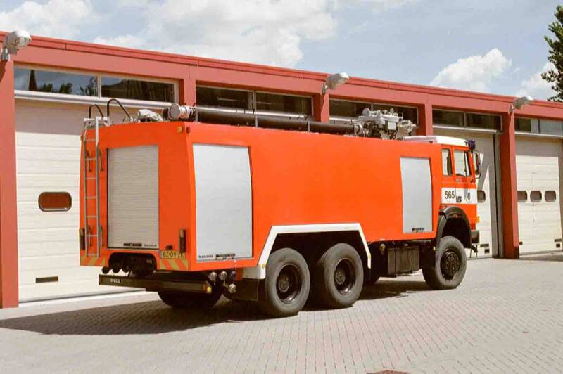 Kenteken: BZ-09-ZK Roepnummer: 26 > 665 Type voertuig: SB3 LD4500 T10000/2000 Merk &amp; Type: Iveco-Magirus ML260.30AHW Opbouw: Magirus Bouwjaar: 1988 In dienst: 1988 Uit dienst: 2001. Aanvankelijk eigendom Rijkswaterstaat tbv beveiliging Noordzeekanaal,  in