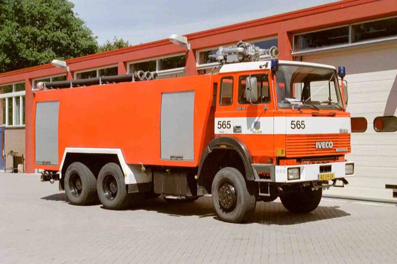 Kenteken: BZ-09-ZK Roepnummer: 26 > 665 Type voertuig: SB3 LD4500 T10000/2000 Merk &amp; Type: Iveco-Magirus ML260.30AHW Opbouw: Magirus Bouwjaar: 1988 In dienst: 1988 Uit dienst: 2001. Aanvankelijk eigendom Rijkswaterstaat tbv beveiliging Noordzeekanaal.