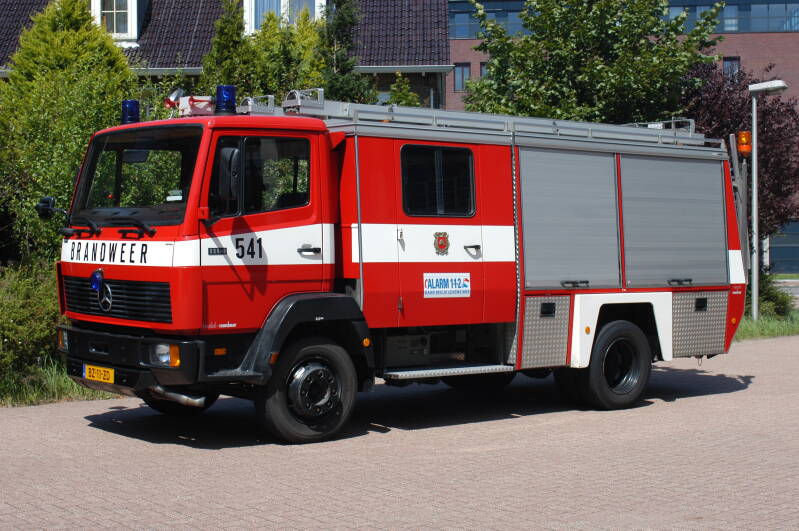 Kenteken: BZ-11-ZD Roepnummer: 738 Type voertuig: TS10 LD3000 HD250 T1500 Merk &amp; Type: Mercedes Benz 1114F34[Ecol] Opbouw: Doeschot-Rosenbauer Bouwjaar: 1988 In dienst: 2004 Uit dienst: 2012. Geëxporteerd naar: Argentinië (Urdampilleta)