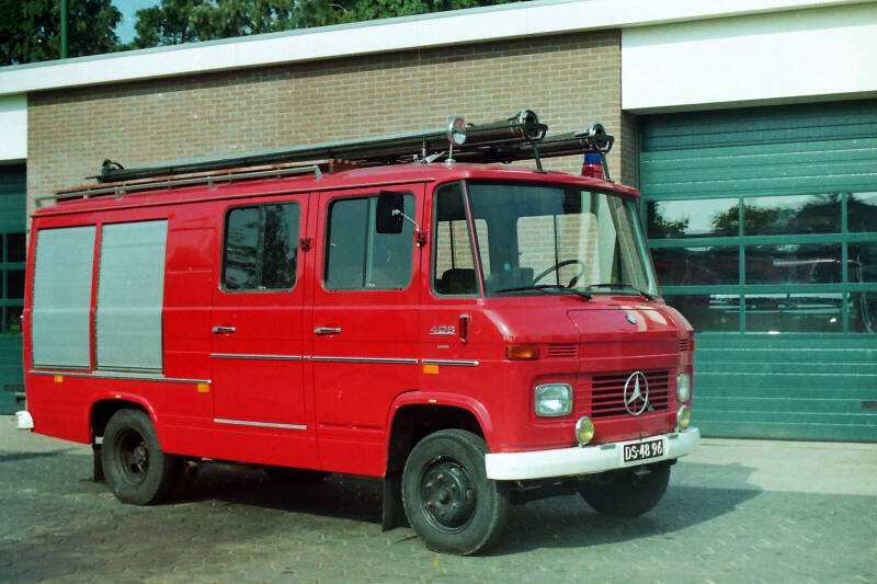 Kenteken: DS-48-96 Roepnummer: 648 > 717 Type voertuig: TS8 LD1300 HD180 T800 Merk &amp; Type: Mercedes Benz LF408-29 Opbouw: Doeschot-Rosenbauer Bouwjaar: 1972 In dienst: 1972 Uit dienst: 198.  Opmerkingen: Naar korps Parrega.