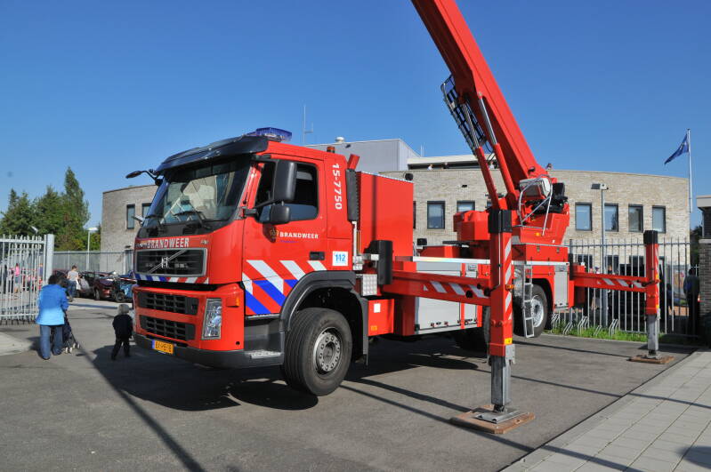 Kenteken: BX-RB-18 Roepnummer: 15-7750 Type voertuig: HW-34 Merk &amp; Type: Volvo FM9.380(6X2) Opbouw: Bronto Bouwjaar: 2010 In dienst: 2010 Standplaats: den Haag - Loosduinen