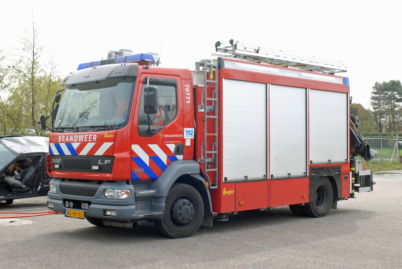 Kenteken: BS-HV-85 Roepnummer: 70-771 > 15-1270 > 15-5170 Type voertuig: HV-2+ Merk &amp; Type: DAF FF.LF55.250-15 Opbouw: Ziegler Brandweertechniek-Hiab Bouwjaar: 2006 In dienst: 2006