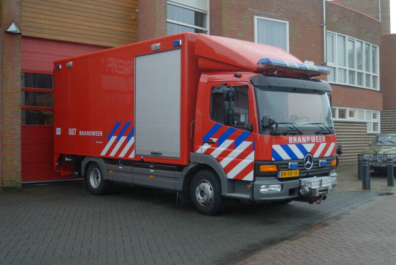 Kenteken: BN-RB-18 Roepnummer: 887 > 16-2071 Type voertuig: HV Merk &amp; Type: Mercedes Benz 1018-36[Atego] Opbouw: Akkermans Bouwjaar: 2004 In dienst: 2004 Uit dienst: 2021. Opmerkingen: Tijdelijk geplaatst te Gouda (16-3170 ?)