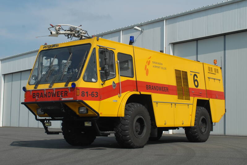 Roepnummer: 06_8163 Kenteken: Type voertuig: CT4 LD4500 T6000/720 P250 Merk &amp; Type: Saval-Kronenburg SAV06 Opbouw: Saval-Kronenburg Bouwjaar: 1988 In dienst: 1988 Uit dienst: Standplaats: Groningen-Airport Eelde